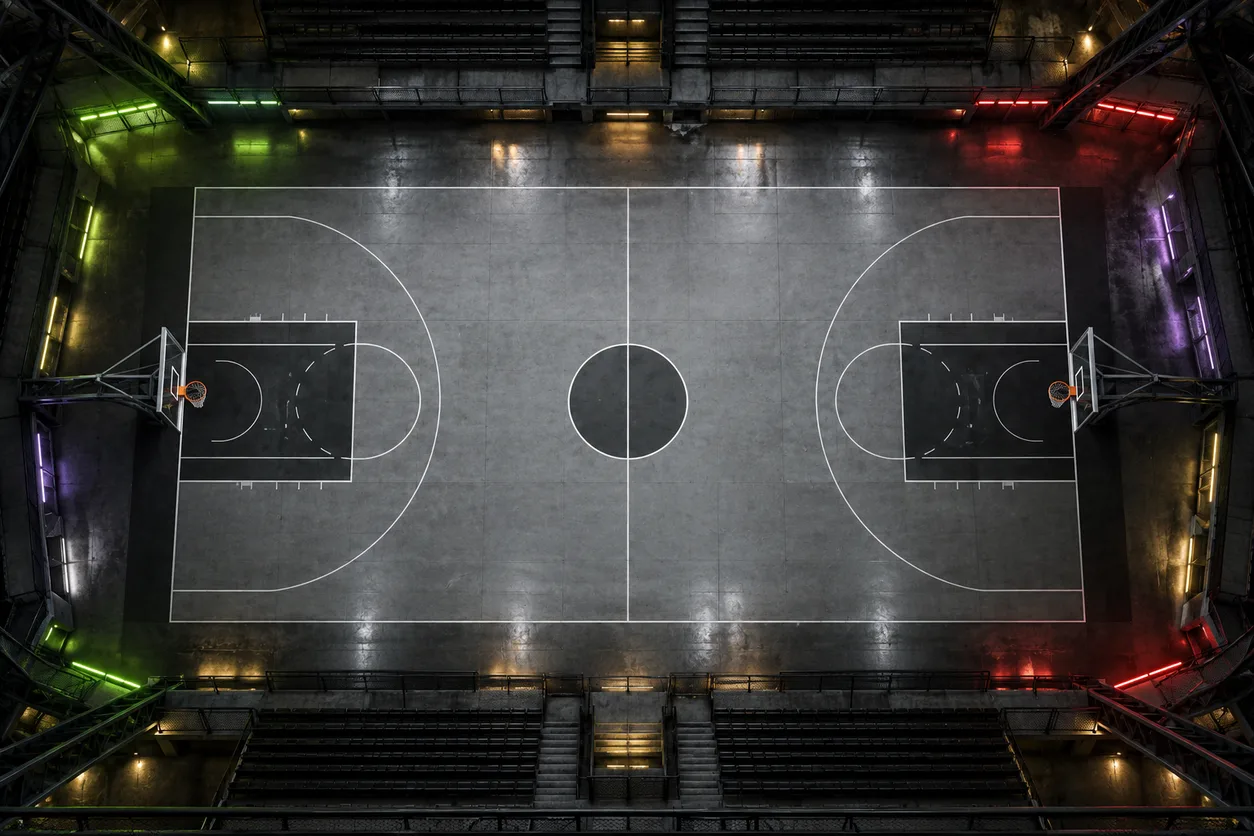 Cancha de básquet vacía vista desde arriba en un estadio cubierto con luces tenues